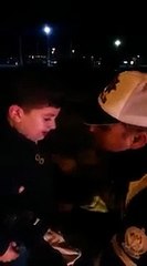 Trafik polisi üşüyor diye ağlayan çocuk