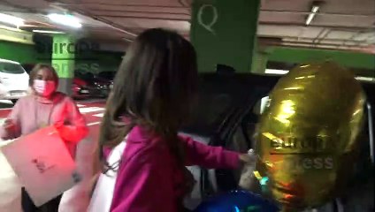 Gloria Camila y Rocío Flores salen con globos y un tarjetón de felicitación para José Fernando