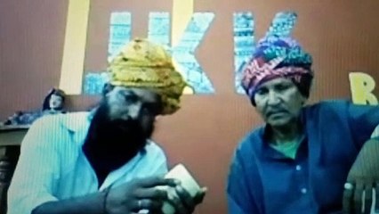 लकड़ी की कठपुतलियां बनाने की कला सीखी