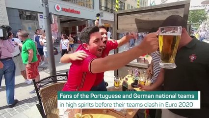 Video herunterladen: Germany and Portugal fans mingle in Munich before crunch clash