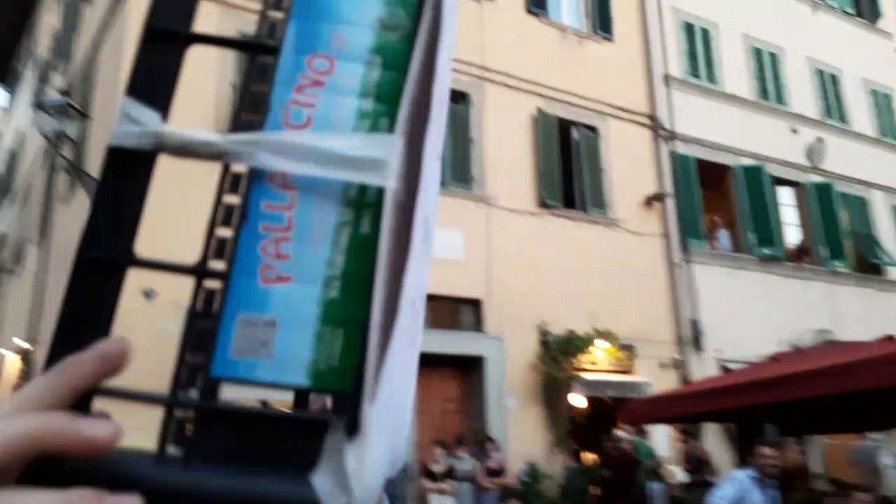 Firenze, la protesta sul sagrato di Santo Spirito: "Meno cordonature e più bagni pubblici"