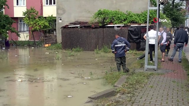 Arnavutköy'de dere taştı: Bodrum katında bulunan 4 daireyi su bastı