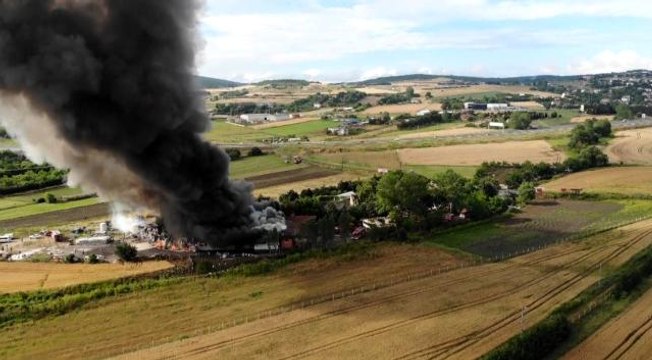 Çatalca'da meyve suyu ürünleri fabrikası alev alev yandı