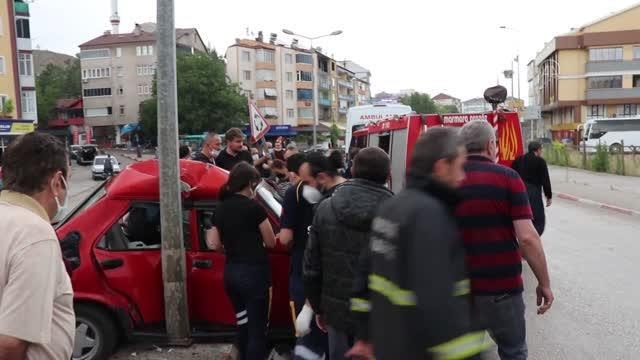 Otomobil aydınlatma direğine çarptı: 3 yaralı