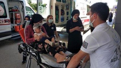 Üzerine vitrin devrilen çocuğu annesi ölümden kurtardı