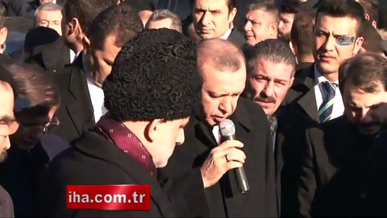 Cumhurbaşkanı Erdoğan Karakaya'nın mezarı başında Kur'an-ı Kerim okudu