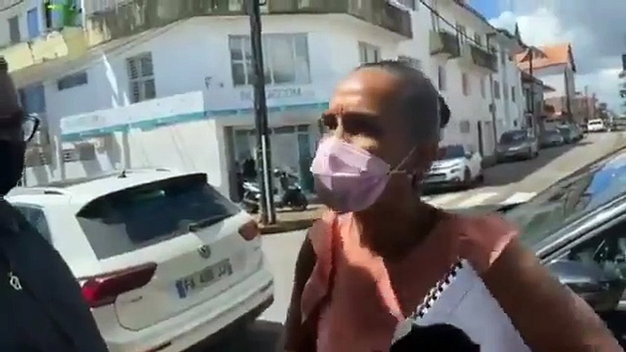 La quarantaine de demandeurs d’asile installés au Kiosque Léon Gontran Damas, rue Schœlcher à Cayenn
