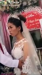 Cette mariée n'a pas l'air très heureuse avec son nouveau mari