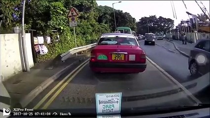 Ce piéton chute en traversant et passe tout prêt du drame