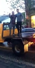 Faire les débiles sur la remorque d'un camion... pas bien