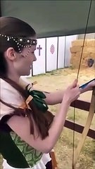 Faire du tir à l'arc avec un décolleté... Dangereux