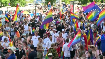 Pologne : des milliers de personnes participent à la Gay Pride de Varsovie