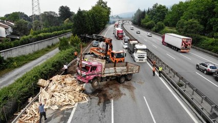 TEM'de 13 araç birbirine girdi, ortalık savaş alanına döndü: 5 yaralı