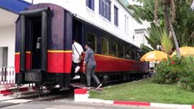 Cambodge: un café-train branché séduit les amateurs de selfies