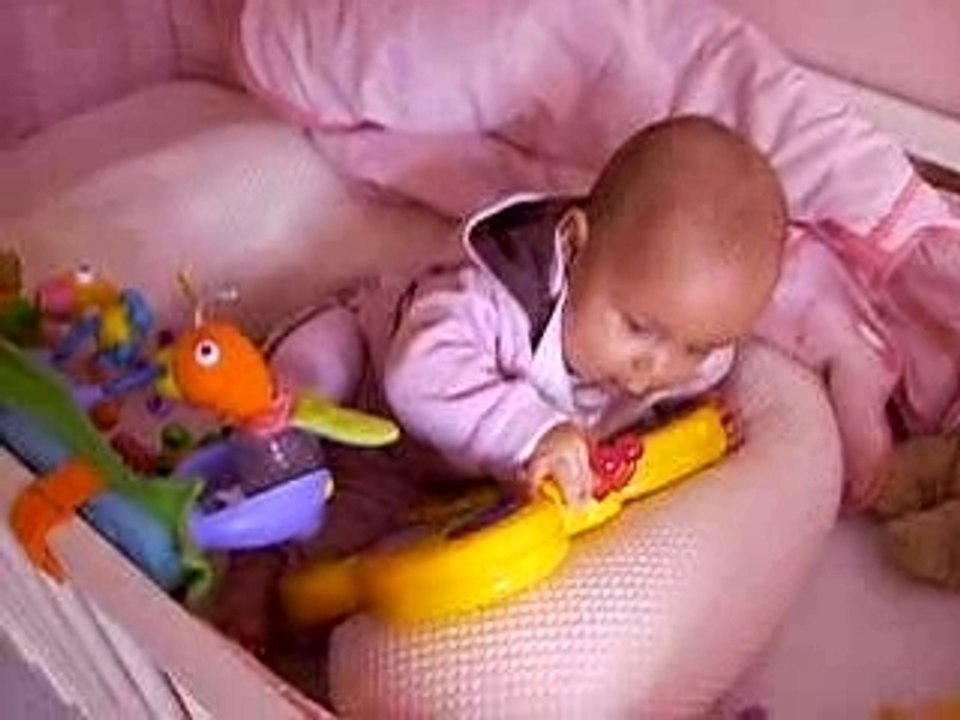 7e mois - joue assise seule lit