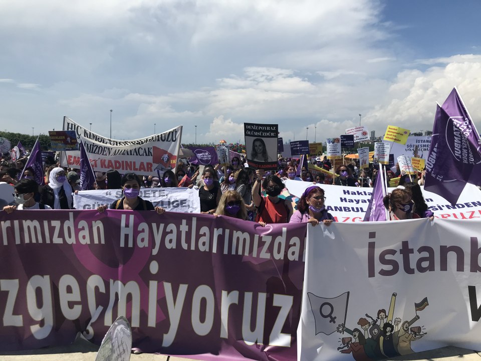 Kadınlar İstanbul Sözleşmesi için alanlarda: Tüm şarkıları Deniz Poyraz için söylüyoruz