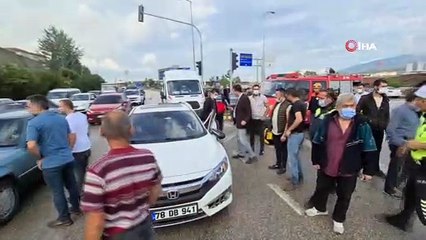 Kontrolden çıkan kamyonet önce direğe ardından 2 otomobile çarptı