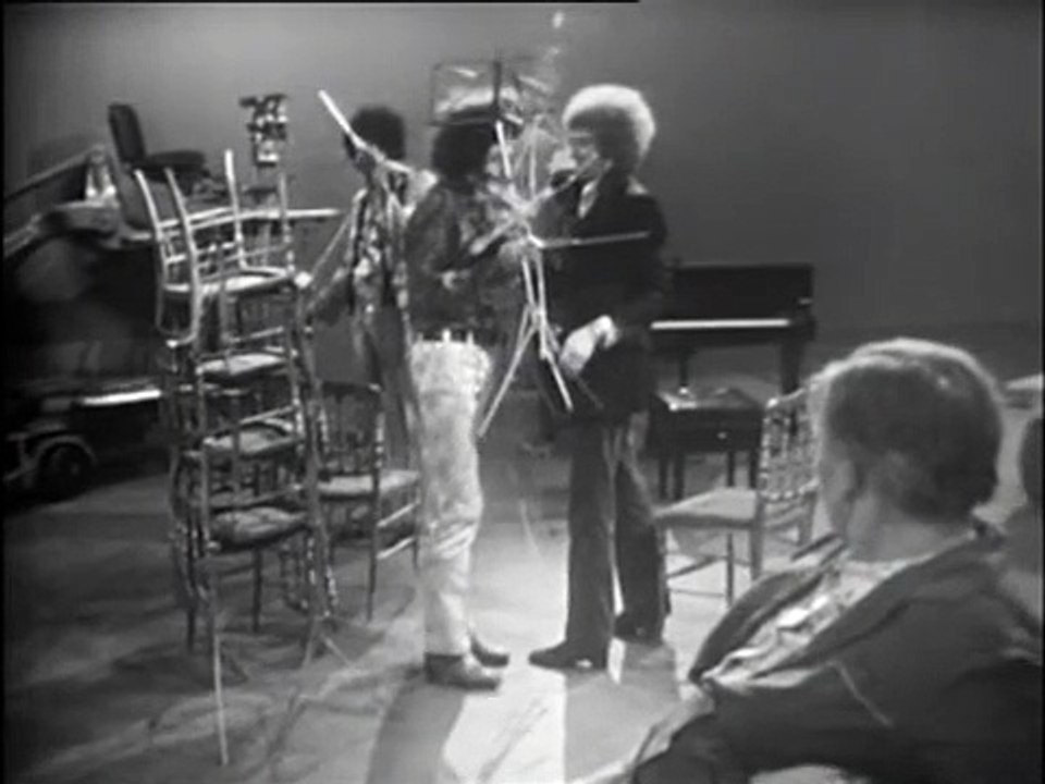 The Jimi Hendrix  Experience   The Wind Cries Mary, Burning of the Midnight Lamp    1967-10-12 Discorama, Paris