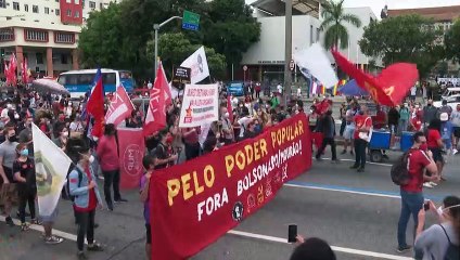 Milhares de brasileiros protestam contra Bolsonaro