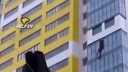 15. katın camında yarım saat asılı kaldı