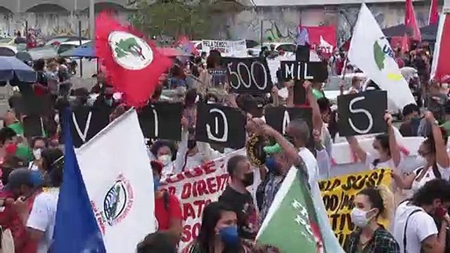 Miles de brasileños salen a las calles contra Bolsonaro