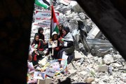 Gazze'de enkazda sergi: İsrail saldırılarında ölen Filistinli çocukların fotoğrafları sergilendi