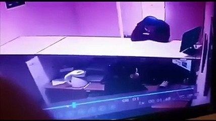 Bir anda kafasına bıçak sapladı!