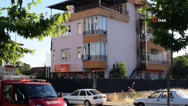 Böylesi ne görüldü, ne duyuldu...Çıktığı çatıdan kendi indi, arkadaşını çıkardı