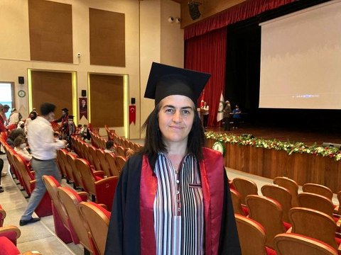 3 çocuk annesi Her yaşta öğrenilecek çok şey var dedi, 47 yaşında üniversiteyi birincilikle bitirdi