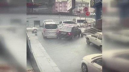 Vitesi takılan otomobil geri geri gelerek arkasındaki araca böyle vurdu