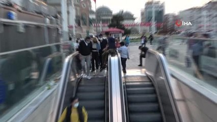 Taksim Metrosu'nun yürüyen merdivenlerinde tehlikeli oyun
