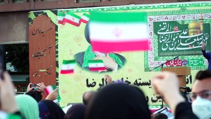 أنصار المحافظ المتشدد ابراهيم رئيسي يحتفلون بفوزه بالانتخابات الرئاسية الإيرانية