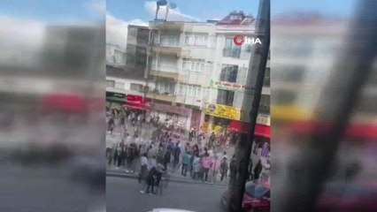 Meydanda iki grubun kavgaya tutuştuğu anlar kamerada