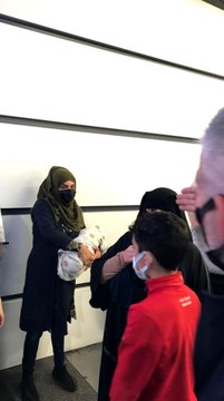 Yeni doğmuş bebekle duygu sömürüsü yapan dilenciler kamerada