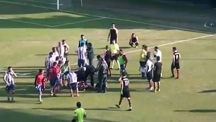 Yerde yatan futbolcunun kafasına tekme attı!