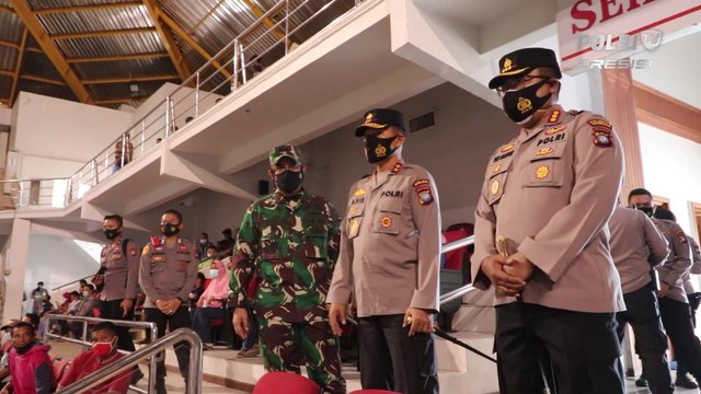 Kapolda Kepri Tinjau Pelaksanaan Vaksinasi Massal Untuk Masyarakat di GOR Temenggung, Batam