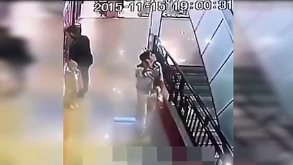 Merdivenden düşen çocuğu havada yakaladı