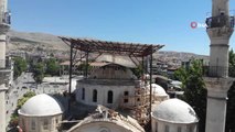 Depremlere meydan okuyan camide restorasyon sürüyor