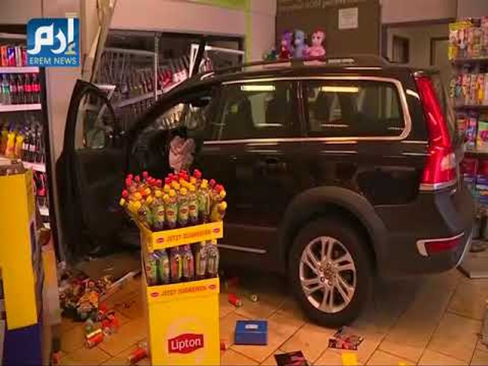 مسن ألماني يصدم بسيارته محطة وقود ويحدث خسائر ب...