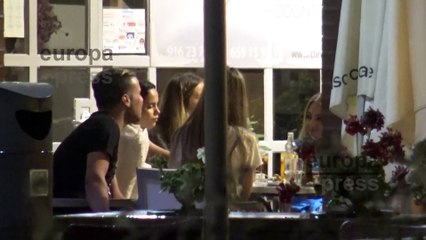 Gloria Camila y Rocío Flores cenan juntas con unos amigos