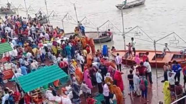 Hundred of devotees take holy dip in Ganga in Kannauj, Farrukhabad flouting Covid-19 norms