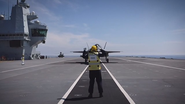 F-35'ler İngiliz uçak gemisinde denendi