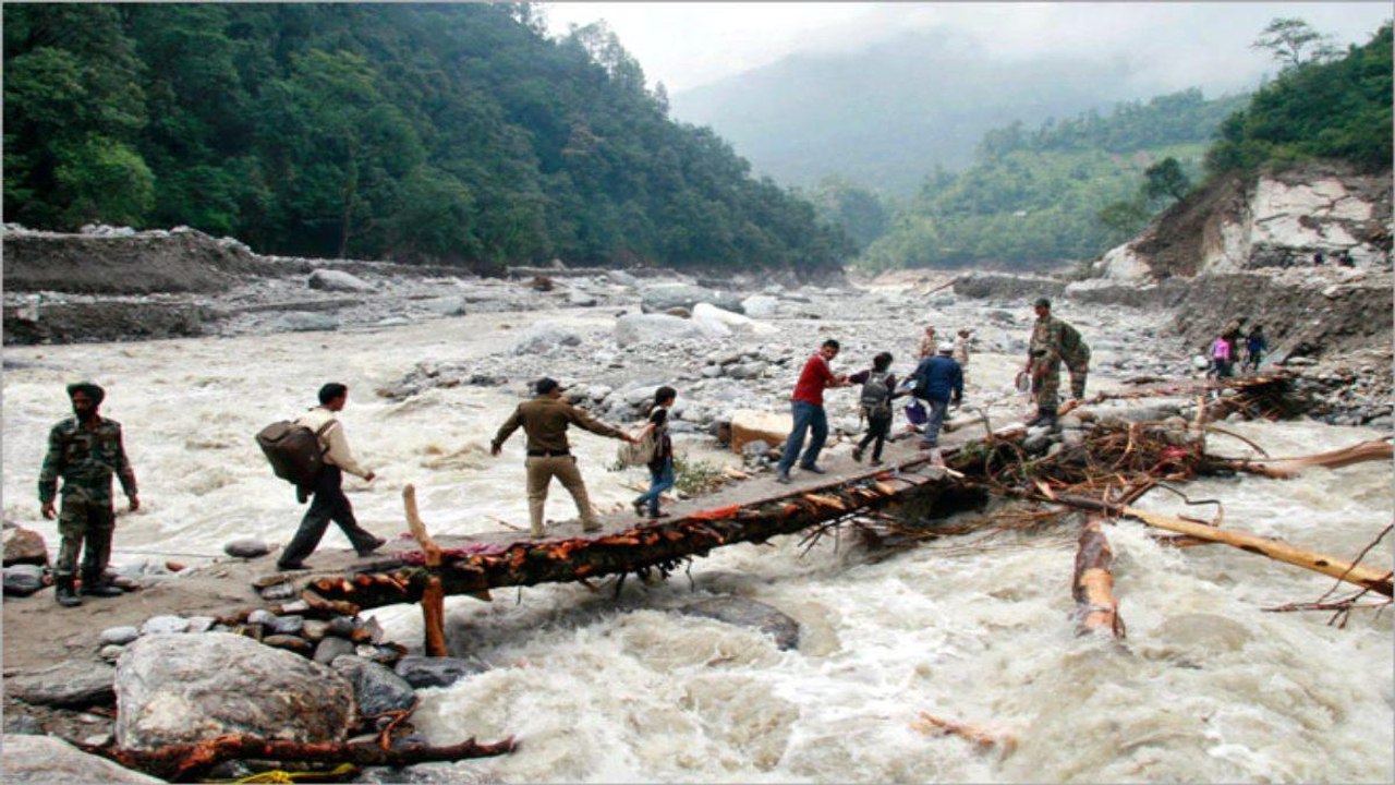 Ganga overflowing in Rishikesh, many ghats subm...