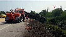 TEM Otoyolu'nda soya fasulyesi yüklü tır devrildi...Yol soya fasulyesi ile kaplandı, sıkışan sürücüyü itfaiye ekipleri kurtardı