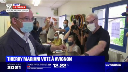 Régionales 2021: le candidat RN en PACA Thierry Mariani vote à Avignon