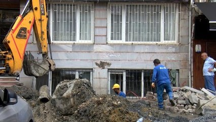 İSKİ ÇALIŞMA YAPTI, ÖĞRETMEN ÇİFTİN KİRACI OLDUĞU EVİN DUVARI PATLADI, EŞYALARI 2 KEZ SU ALTINDA KALDI