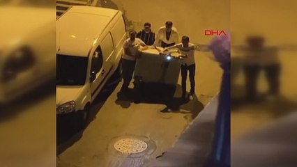 Elektrikli scooterla buzdolabı taşıdılar