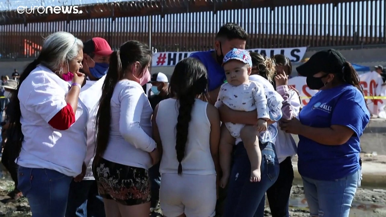 Emotivo encuentro de familias migrantes en la frontera en México y Estados Unidos