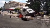 Ukrayna’da yol çöktü, kamyon çukura düştü