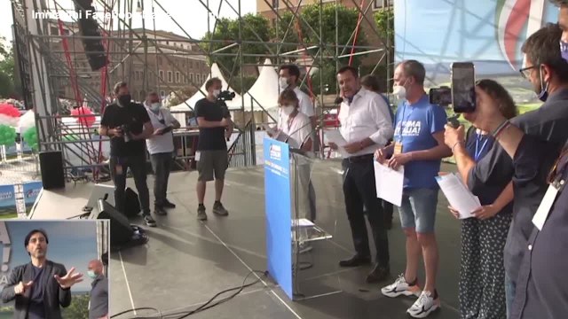 Salvini torna in piazza: Italia vera dopo anno di paura